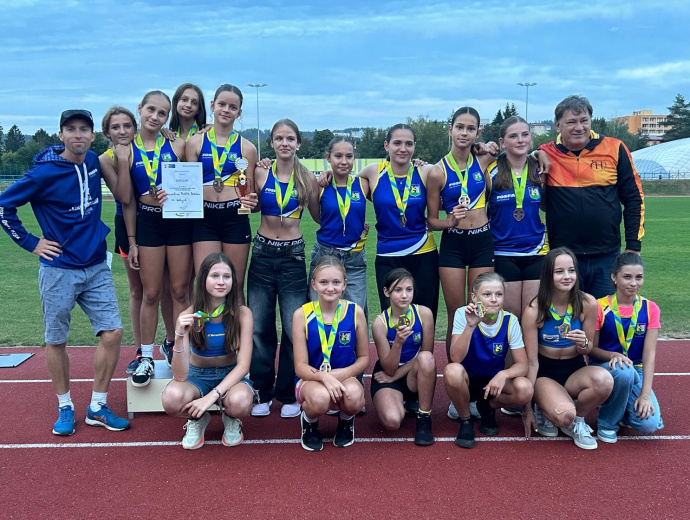 Družstvo mladších žákyň Blansko.